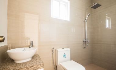 Elegant 2BR Golfside Villa for Rent with Balcony and Lanai