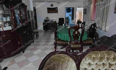 VENDO CASA SOBRE AVENIDA PRINCIPAL, DE UNA SOLA PLANTA