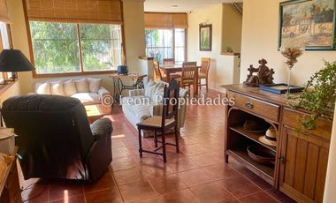 Leon Propiedades vende parcela con casa con hermosa vista al valle, en sector Miraflores, Curacaví.