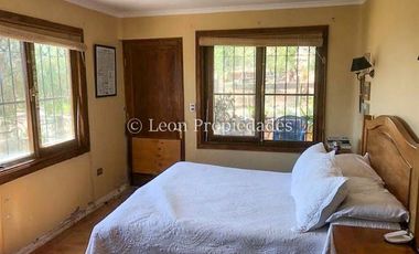 Leon Propiedades vende parcela con casa con hermosa vista al valle, en sector Miraflores, Curacaví.