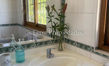 Leon Propiedades vende parcela con casa con hermosa vista al valle, en sector Miraflores, Curacaví.