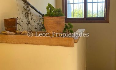 Leon Propiedades vende parcela con casa con hermosa vista al valle, en sector Miraflores, Curacaví.