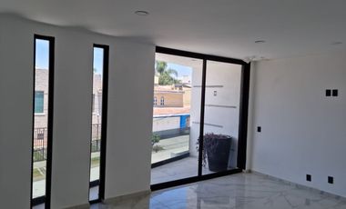 Casa en renta Prados Tepeyac, 4 recamaras, 4 baños, cochera 6 autos Zapopan