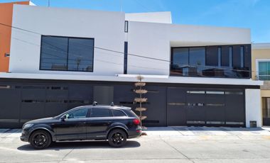 Casa en renta Prados Tepeyac, 4 recamaras, 4 baños, cochera 6 autos Zapopan