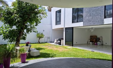Casa en renta Prados Tepeyac, 4 recamaras, 4 baños, cochera 6 autos Zapopan