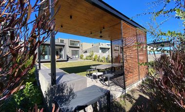 VENTA CASA MEDITERRANEA PIEDRA ROJA  2 PISOS, 3D + 3B + PIEZA SERVICIO + TERRAZA CON QUINCHO, COLEGIOS PEDREGALES, SAN ANSELMO, ALEMAN, SAN JOSE