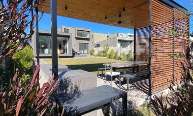 VENTA CASA MEDITERRANEA PIEDRA ROJA  2 PISOS, 3D + 3B + PIEZA SERVICIO + TERRAZA CON QUINCHO, COLEGIOS PEDREGALES, SAN ANSELMO, ALEMAN, SAN JOSE