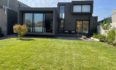 VENTA CASA MEDITERRANEA PIEDRA ROJA  2 PISOS, 3D + 3B + PIEZA SERVICIO + TERRAZA CON QUINCHO, COLEGIOS PEDREGALES, SAN ANSELMO, ALEMAN, SAN JOSE