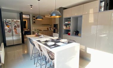 VENTA CASA MEDITERRANEA EN PIEDRA ROJA, 2 PISOS 3D + 3B + ESCRITORIO + PISCINA + TERRAZA + QUINCHO , COLEGIOS PEDREGALES, ALEMAN, SAN ANSELMO,SAN JOSE