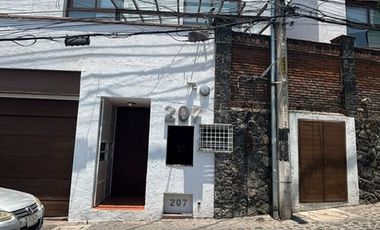 Se vende linda casa en condominio en Lomas Quebradas .