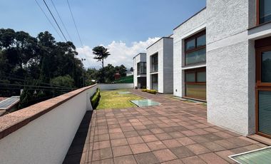Se vende linda casa en condominio en Lomas Quebradas .