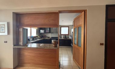 Se vende linda casa en condominio en Lomas Quebradas .