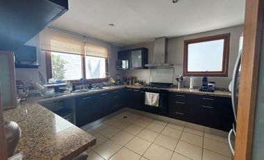 Se vende linda casa en condominio en Lomas Quebradas .