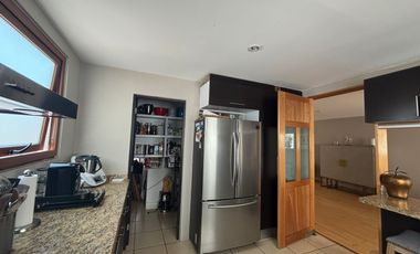 Se vende linda casa en condominio en Lomas Quebradas .