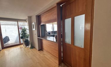 Se vende linda casa en condominio en Lomas Quebradas .
