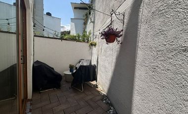 Se vende linda casa en condominio en Lomas Quebradas .