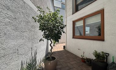 Se vende linda casa en condominio en Lomas Quebradas .