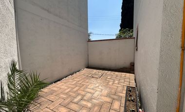 Se vende linda casa en condominio en Lomas Quebradas .