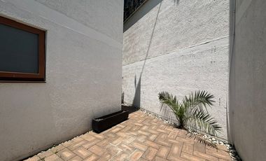 Se vende linda casa en condominio en Lomas Quebradas .