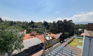 Se vende linda casa en condominio en Lomas Quebradas .