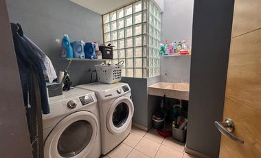 Se vende linda casa en condominio en Lomas Quebradas .