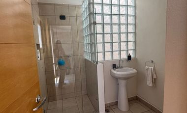 Se vende linda casa en condominio en Lomas Quebradas .