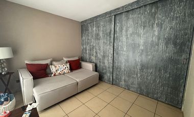 Se vende linda casa en condominio en Lomas Quebradas .