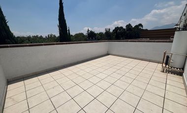 Se vende linda casa en condominio en Lomas Quebradas .