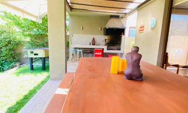 VENTA CASA MEDITERRANEA EN PIEDRA ROJA, 2 PISOS 4D + 3B + PISCINA + TERRAZA + QUINCHO , COLEGIOS ALEMAN, PEDREGALES, SAN ANSELMO