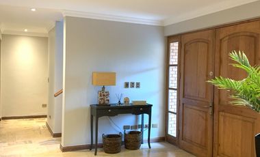 VENTA CASA ESTILO INGLÉS FRENTE AL SANTIAGO COLLEGE, LOS TRAPENSES, 6D +4B + SALA DE ESTAR + TERRAZA + LOGIA