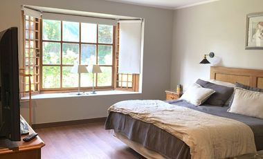 VENTA CASA ESTILO INGLÉS FRENTE AL SANTIAGO COLLEGE, LOS TRAPENSES, 6D +4B + SALA DE ESTAR + TERRAZA + LOGIA