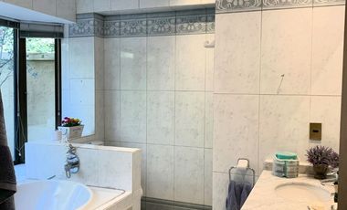 VENTA CASA ESTILO INGLÉS FRENTE AL SANTIAGO COLLEGE, LOS TRAPENSES, 6D +4B + SALA DE ESTAR + TERRAZA + LOGIA