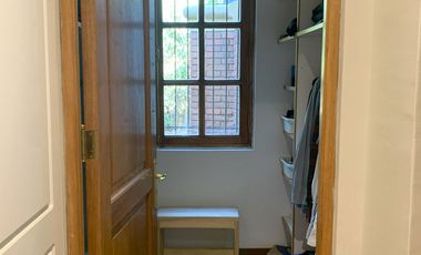 VENTA CASA ESTILO INGLÉS FRENTE AL SANTIAGO COLLEGE, LOS TRAPENSES, 6D +4B + SALA DE ESTAR + TERRAZA + LOGIA