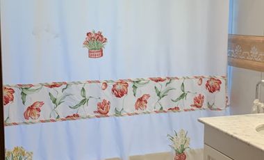 VENTA CASA ESTILO INGLÉS FRENTE AL SANTIAGO COLLEGE, LOS TRAPENSES, 6D +4B + SALA DE ESTAR + TERRAZA + LOGIA