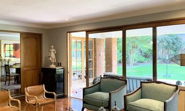 VENTA CASA ESTILO INGLÉS FRENTE AL SANTIAGO COLLEGE, LOS TRAPENSES, 6D +4B + SALA DE ESTAR + TERRAZA + LOGIA