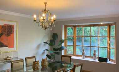 VENTA CASA ESTILO INGLÉS FRENTE AL SANTIAGO COLLEGE, LOS TRAPENSES, 6D +4B + SALA DE ESTAR + TERRAZA + LOGIA