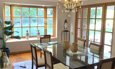 VENTA CASA ESTILO INGLÉS FRENTE AL SANTIAGO COLLEGE, LOS TRAPENSES, 6D +4B + SALA DE ESTAR + TERRAZA + LOGIA