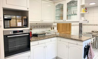 VENTA CASA ESTILO INGLÉS FRENTE AL SANTIAGO COLLEGE, LOS TRAPENSES, 6D +4B + SALA DE ESTAR + TERRAZA + LOGIA