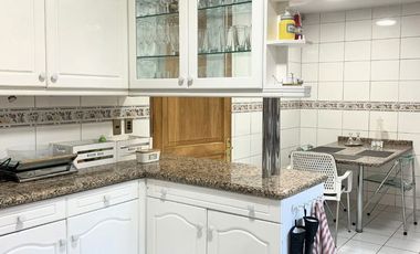 VENTA CASA ESTILO INGLÉS FRENTE AL SANTIAGO COLLEGE, LOS TRAPENSES, 6D +4B + SALA DE ESTAR + TERRAZA + LOGIA