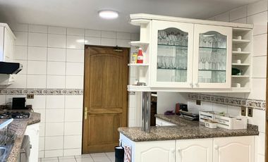 VENTA CASA ESTILO INGLÉS FRENTE AL SANTIAGO COLLEGE, LOS TRAPENSES, 6D +4B + SALA DE ESTAR + TERRAZA + LOGIA