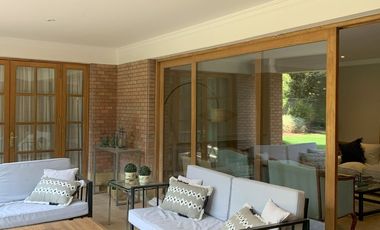 VENTA CASA ESTILO INGLÉS FRENTE AL SANTIAGO COLLEGE, LOS TRAPENSES, 6D +4B + SALA DE ESTAR + TERRAZA + LOGIA
