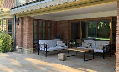 VENTA CASA ESTILO INGLÉS FRENTE AL SANTIAGO COLLEGE, LOS TRAPENSES, 6D +4B + SALA DE ESTAR + TERRAZA + LOGIA