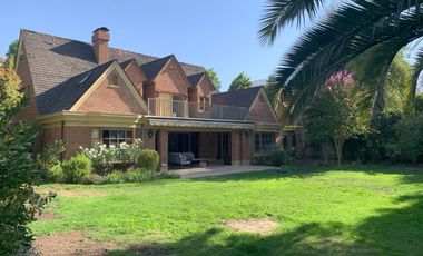 VENTA CASA ESTILO INGLÉS FRENTE AL SANTIAGO COLLEGE, LOS TRAPENSES, 6D +4B + SALA DE ESTAR + TERRAZA + LOGIA