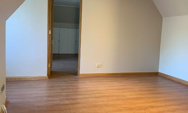VENTA CASA ESTILO INGLÉS FRENTE AL SANTIAGO COLLEGE, LOS TRAPENSES, 6D +4B + SALA DE ESTAR + TERRAZA + LOGIA