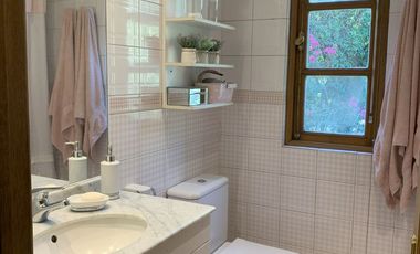 VENTA CASA ESTILO INGLÉS FRENTE AL SANTIAGO COLLEGE, LOS TRAPENSES, 6D +4B + SALA DE ESTAR + TERRAZA + LOGIA
