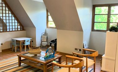 VENTA CASA ESTILO INGLÉS FRENTE AL SANTIAGO COLLEGE, LOS TRAPENSES, 6D +4B + SALA DE ESTAR + TERRAZA + LOGIA