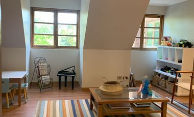 VENTA CASA ESTILO INGLÉS FRENTE AL SANTIAGO COLLEGE, LOS TRAPENSES, 6D +4B + SALA DE ESTAR + TERRAZA + LOGIA