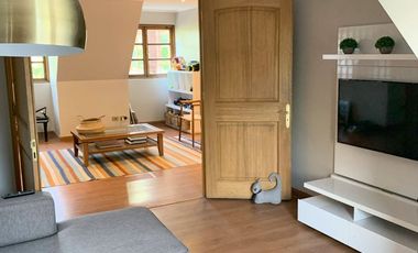 VENTA CASA ESTILO INGLÉS FRENTE AL SANTIAGO COLLEGE, LOS TRAPENSES, 6D +4B + SALA DE ESTAR + TERRAZA + LOGIA