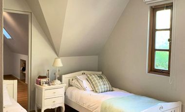 VENTA CASA ESTILO INGLÉS FRENTE AL SANTIAGO COLLEGE, LOS TRAPENSES, 6D +4B + SALA DE ESTAR + TERRAZA + LOGIA