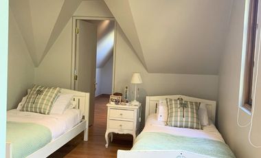 VENTA CASA ESTILO INGLÉS FRENTE AL SANTIAGO COLLEGE, LOS TRAPENSES, 6D +4B + SALA DE ESTAR + TERRAZA + LOGIA
